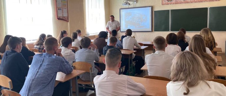 Заместитель прокурора Жлобинского района Андрей Владимирович Аношко провел беседу с учащимися