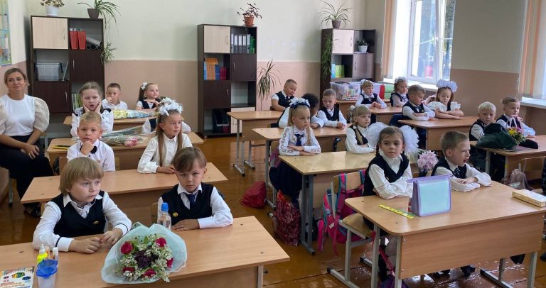 В средней школе 5 г. Жлобина проходит первый урок «Беларусь и Я — диалог мира и созидания», посвящен Году мира и созидания.