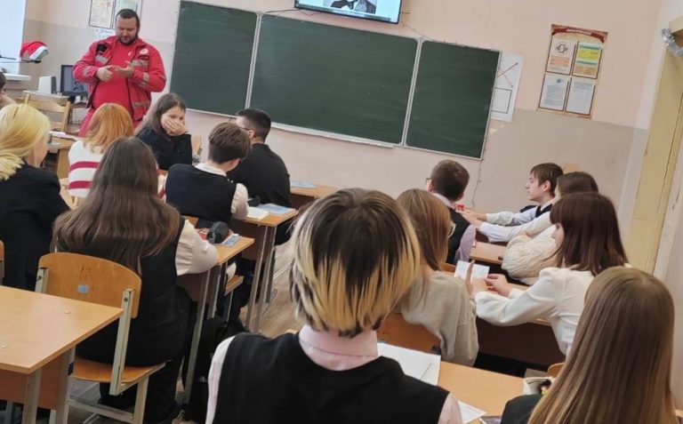 Волонтер Жлобинской районной организации Красного Креста провел занятие с учащимися