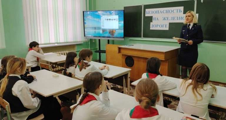 Профилактическая беседа “Безопасное поведение на дороге и на объектах железнодорожного транспорта”.